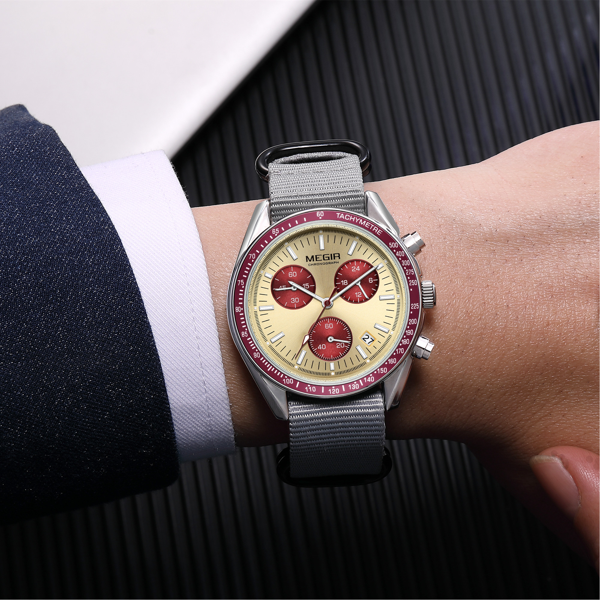 MEGIR Chronograph Canvas Strap - Canvas Strap Watch のレビューと価格
